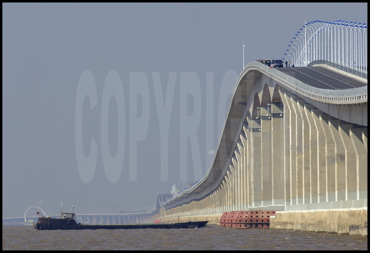Le pont de Donghai entre les points kilométriques 1 et 10 (élévation 2), en novembre 2005. Au premier plan, l’élévation 2, qui permet le passage des navires de moyen tonnage (1000 tonnes maximum). Au second plan, l’élévation 1, à cinq kilomètres de distance. Le pont est posé sur 670 séries de pylônes, tandis que l’espace entre chaque pilier est de cinquante mètres.