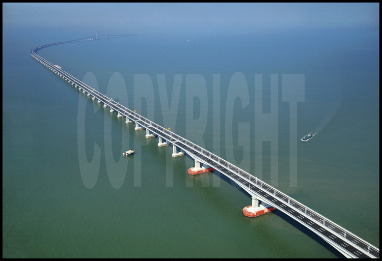 Le pont de Donghai entre les points kilométriques 16 (pont suspendu central, qui permet le passage des plus gros navires depuis la baie de Hangzhou vers la mer de Chine orientale) et 24 (élévation 4, qui permet le passage des navires de 1000 tonnes maximum).