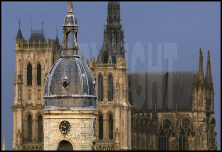 Le beffroi avec, en arrière plan, la célèbre et monumentale cathédrale d'Amiens, seul monument du nord de la France classé précédement au patrimoine de l'UNESCO.