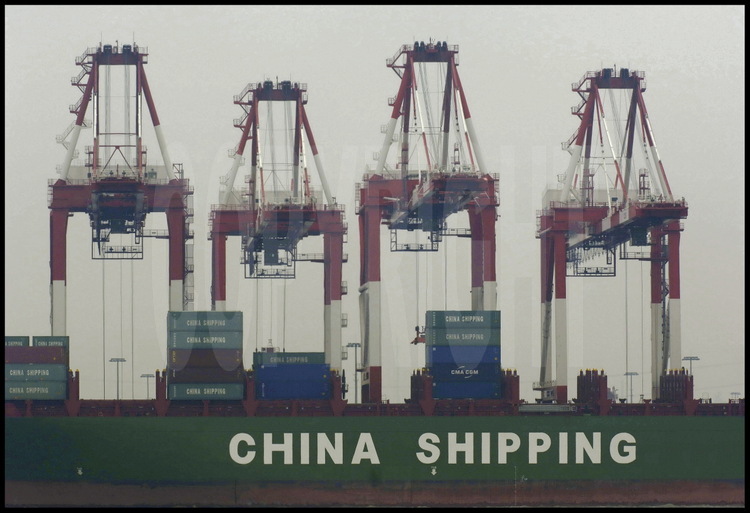 Devant le terminal n° 1 du port de Waigaoqiao, chargement d’un navire porte-container de la China Shipping Line, devenue la première compagnie mondiale pour le transport de container.