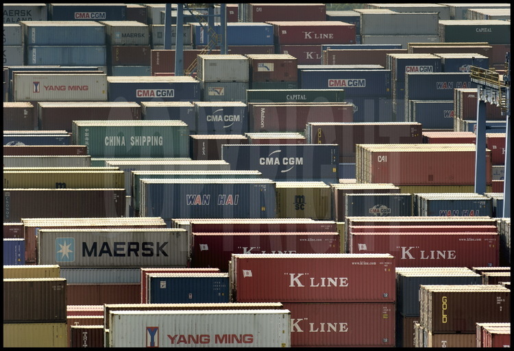 Alignements de containers provenant des plus grandes compagnies mondiales sur les docks du terminal n° 4 du port de Waigaoqiao.