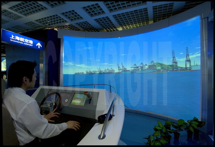 Dans le village nord de Yangshan, un simulateur vidéo qui permet aux marins de se familiariser avec les particularités de la navigation dans l’archipel et des accès aux multiples quais du port en eaux profondes.