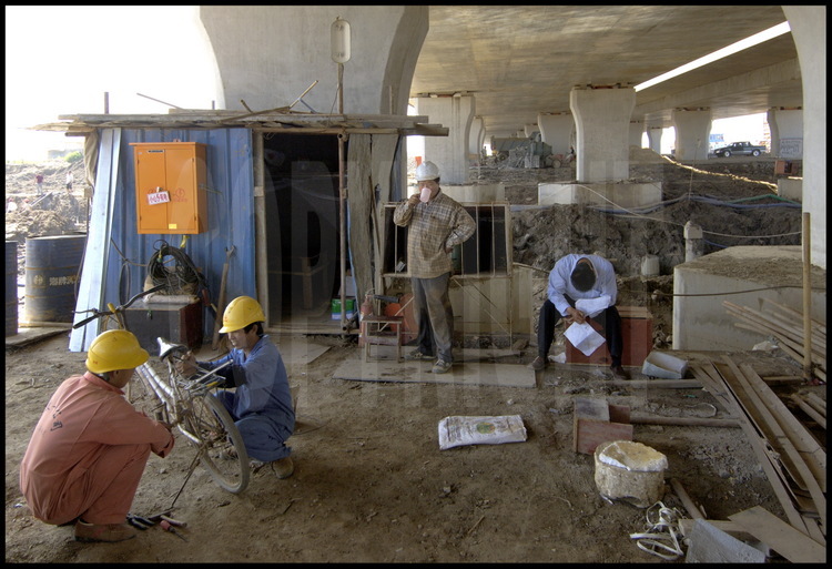 Juin 2005. A hauteur du point kilométrique 1 –côté Shanghai-, moment de détente pour ces ouvriers et employés qui travaillent, depuis juin 2002, sur les travaux du pont de Donghai.