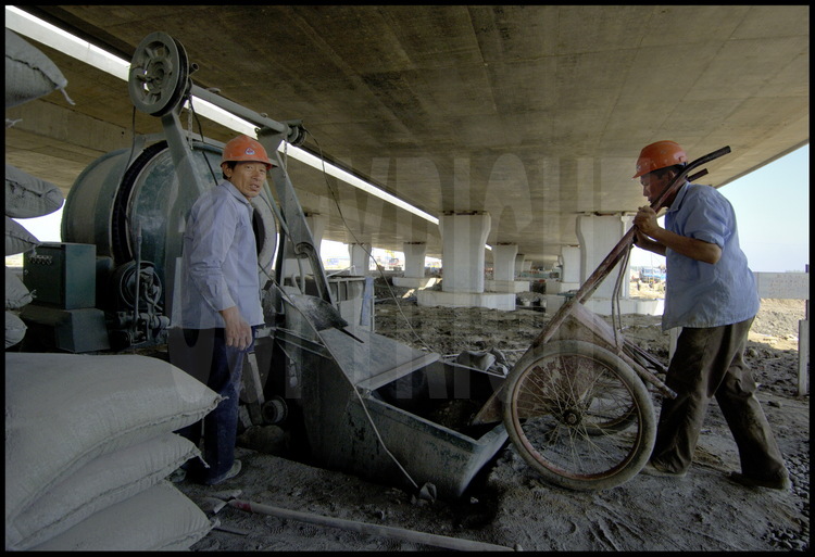 Juin 2005. A hauteur du point kilométrique 1, des «mingongs », ouvriers migrants venus des provinces de Jiangsu (100 km au nord de Shanghai), d'Anhui (400 km à l’ouest) de Henan (700 km à l’ouest)- qui travaillent depuis l’automne 2002 sur les travaux du pont de Donghai.