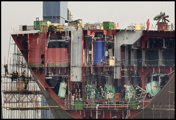 Navire en construction sur le chantier naval de Jiang Nan. Comme tous les chantiers de construction chinois -qu'ils soient navals ou terrestres, les échafaudages d’élévation sont constitués de bambous.
