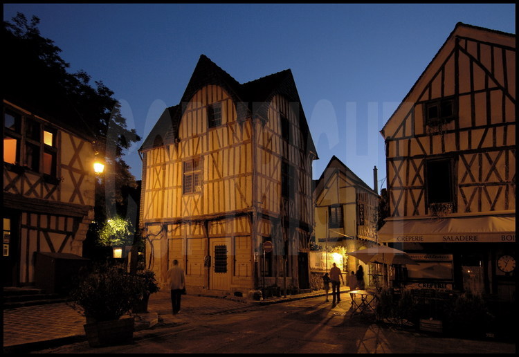 Provins (Patrimoine Mondial de l'Unesco): vue nocturne sur les maisons à colombages datant du XIVème siècle de la place du Chatel, centre de la cité médiévale.