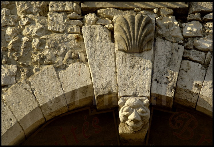 Provins (Patrimoine Mondial de l'Unesco): détail architectural sur la place du Chatel, au centre de la cité médiévale.