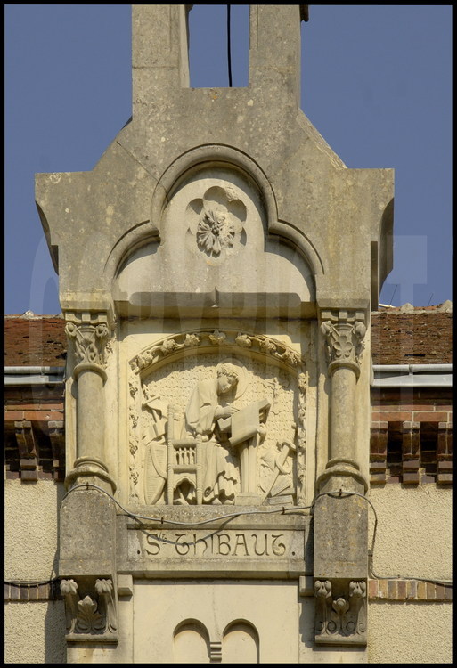 Provins (Patrimoine Mondial de l'Unesco): détail architectural à l'effigie de Saint Thibault sur la place du Chatel, au centre de la cité médiévale.