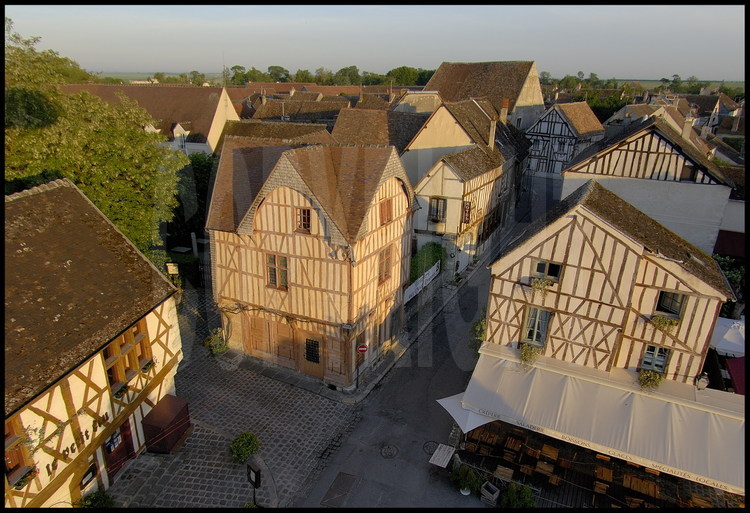 Provins (Patrimoine Mondial de l'Unesco): maisons à colombages datant du XIVème siècle sur place du Chatel, centre de la cité médiévale.