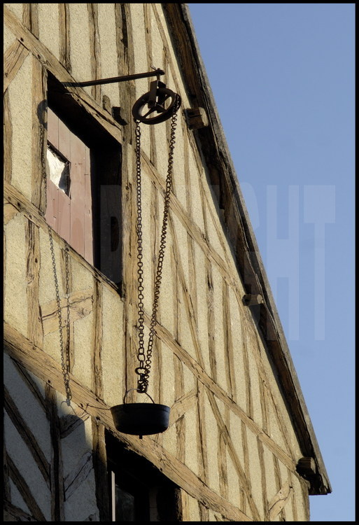 Provins (Patrimoine Mondial de l'Unesco): détail du fronton d'une maisons à colombages datant du XIVème siècle, rue St Jean, dans la cité médiévale.