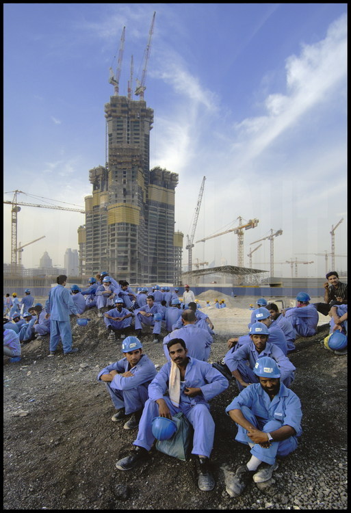 Environ 5000 ouvriers, en provenance de l'Inde et du Pakistan pour la plupart, viennent travailler quotidiennement sur le complexe de la Burj Dubai Tower et des chantiers connexes (mall, autres, etc.). Payés environ 1 dollar de l'heure, ces derniers sont présent sur le chantier dès les premières lueurs de l'aube et terminent leur labeur douze heures plus tard. Nourris et logés dans des 