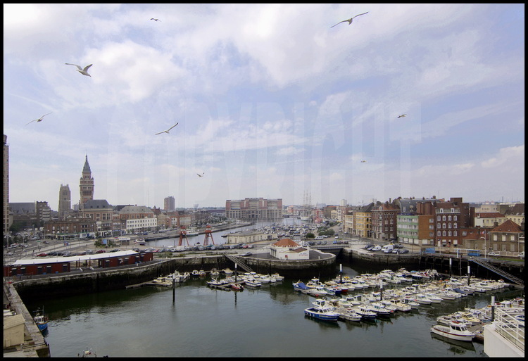 Les beffrois de la Mairie et de Saint-Eloi depuis le port de pêche de Dunkerque.
