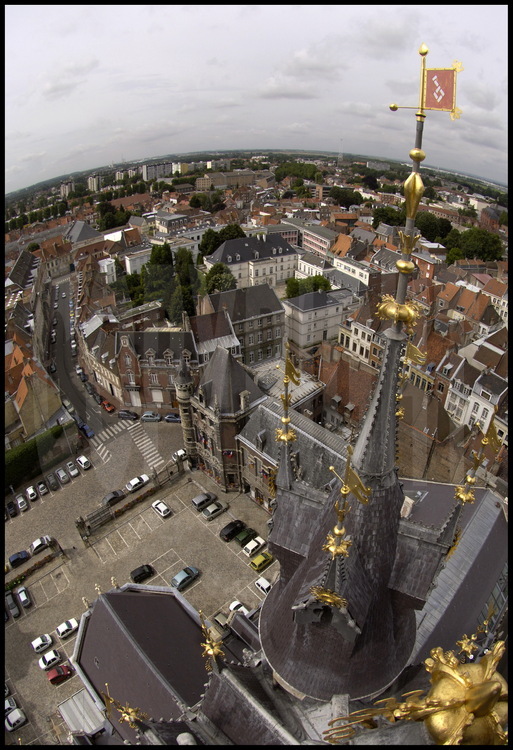 Vue de la ville de Douai depuis le sommet de son beffroi.