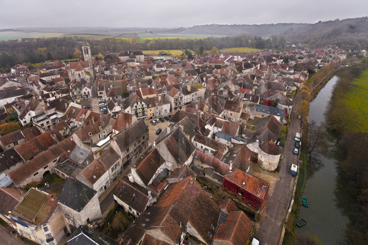 Noyers sur Serein : vue générale de la ville médiévale. Au second plan, la place du Marché au Blé. En arrière plan l'église Notre Dame. A droite, le Serein.