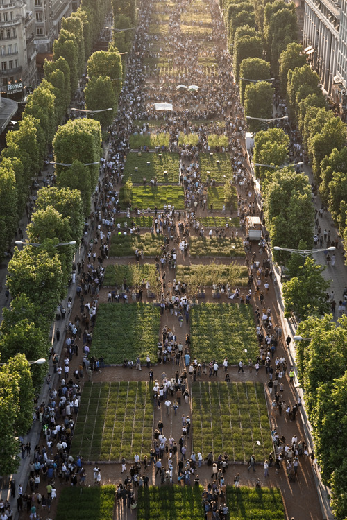 Sunday, May 23, from 8:00 pm to 10:00 pm: Despite the late hour, the avenue is packed until 11.00 pm, when the site is closed until morning for service. Photo taken with a cherry picker truck installed on the roundabout of the Champs Elysees.