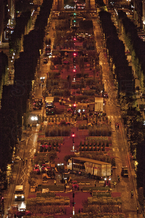 Dans la nuit du samedi 22 au dimanche 23 mai : 1000 personnes, dont 600 bénévoles et des dizaines d'agriculteurs, ont procédé à l'installation de 8000 parcelles, apportées par 250 camions. A neuf heure du matin, l'avenue était prête à accueillir le public. Photo réalisée avec un camion nacelle installé sur le rond point des Champs Elysées.