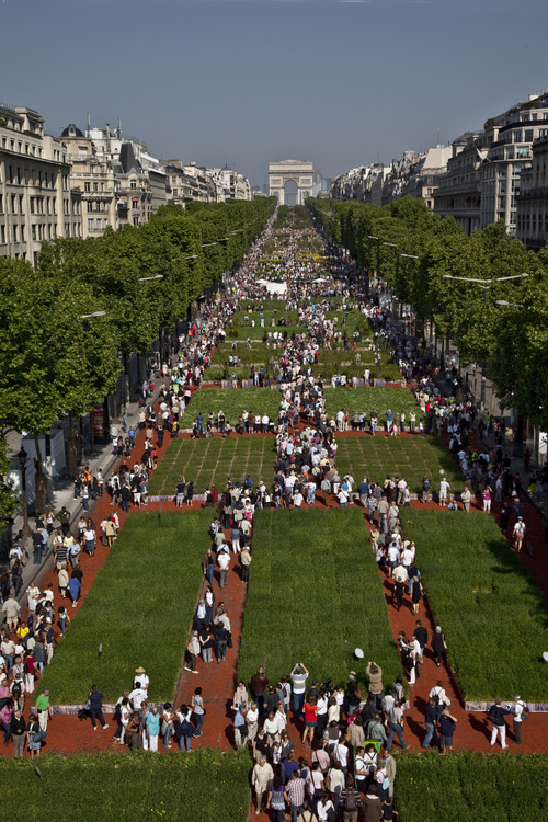 Sunday, May 23, 10.00 am: the site is open to the public. Attendance had been estimated at 900,000 visitors over two days: finally, it has been close to two million. Photo taken with a cherry picker truck installed on the roundabout of the Champs Elysees.