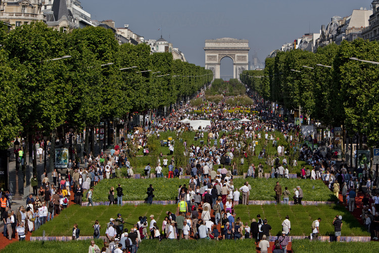 Dimanche 23 mai, dix heures : le site est ouvert au public. La fréquentation avaient été estimée à 900 000 visiteurs sur deux jours : elle a approché les deux millions. Photo réalisée avec un camion nacelle installé sur le rond point des Champs Elysées.