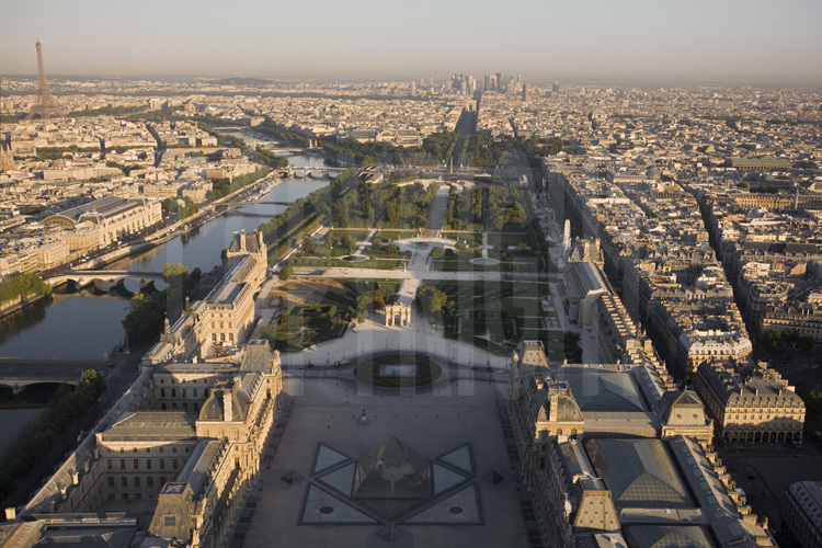 Vue générale de l'ouest de Paris avec, au premier plan (de g. à d.), la Seine, le pont du Carrousel, le musée et la pyramide du Louvre et la place du palais Royal. Au second plan (de g. à d.), le musée d'Orsay, le pont Royal, l'Arc du Carrousel, le jardin des Tuileries, la rue de Rivoli et la place de la Comédie Française. Au troisième plan (de g. à d.), le VIIème arrondissement, le pont et la place de la Concorde et la Madeleine. En arrière plan (de g. à d.), la Tour Eiffel, le bois de Boulogne, le VIIIème arrondissement, les Champs Elysées, l'Arc de Triomphe de l'Etoile, la Défense et la parc Monceau. Altitude 180 mètres.