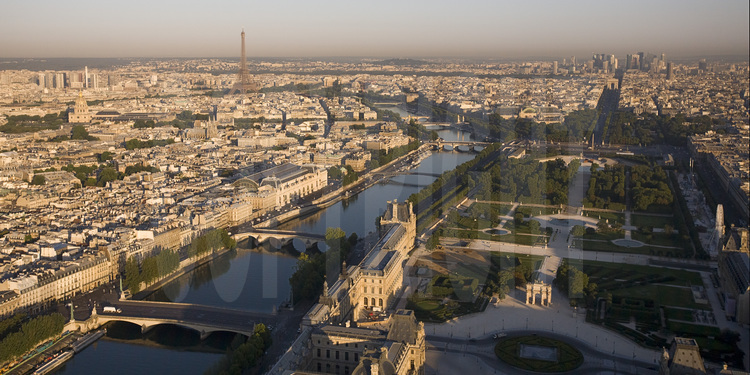 Vue générale de l'ouest de Paris avec, au premier plan (de g. à d.), la Seine, le pont, la place et l'Arc du Carrousel et le Louvre. Au second plan (de g. à d.), le VIIème arrondissement, l'église Sainte Clotilde, le musée d'Orsay, la Seine, le jardin des Tuileries et la rue de Rivoli. Au troisième plan, le Dôme et l'esplanade des Invalides, le pont et la place de la Concorde. En arrière plan (de g. à d.), le Front de Seine, la Tour Eiffel, les Champs Elysées, l'Arc de Triomphe de l'Etoile et la Défense. Altitude 170 mètres.
