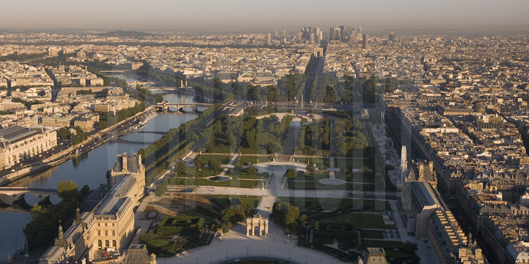 Vue générale de l'ouest de Paris avec, au premier plan (de g. à d.), la Seine, le pont, la place et l'Arc du Carrousel et le Louvre. Au second plan (de g. à d.), le VIIème arrondissement, le musée d'Orsay, la Seine, le jardin des Tuileries et la rue de Rivoli. Au troisième plan, le Dôme et l'esplanade des Invalides, le pont et la place de la Concorde. En arrière plan (de g. à d.), le Front de Seine, la Tour Eiffel, les Champs Elysées, l'Arc de Triomphe de l'Etoile et la Défense. Altitude 170 mètres.