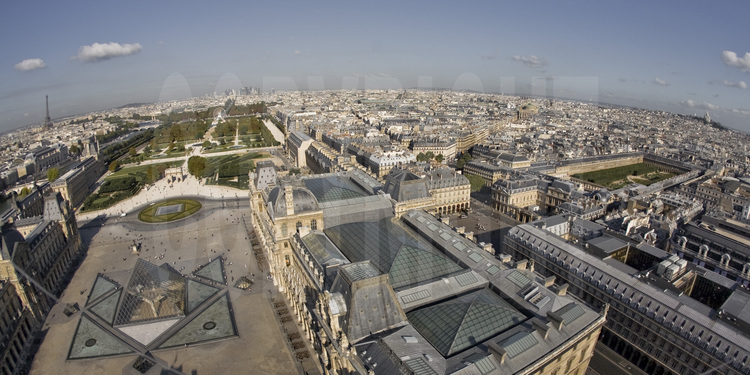 Vue générale du nord-ouest de Paris avec, au premier plan (de g. à d.), la pyramide et le musée du Louvre, la place du Palais Royal et la rue de Rivoli. Au second plan, la place et l'Arc du Carrousel, la place de la Comédie Française et le Palais Royal. Au troisième plan (de g. à d.), le musée d'Orsay, la Seine, le jardin des Tuileries, le IIème arrondissement et l'avenue de l'Opéra. En arrière plan (de g. à d.), la Tour Eiffel, les Champs Elysées, l'Arc de Triomphe de l'Etoile, la Défense, l'Opéra, Montmartre et le Sacré Coeur. Altitude 100 mètres.