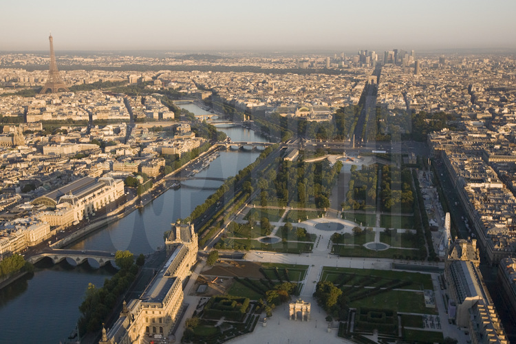 Vue générale de l'ouest de Paris avec, au premier plan (de g. à d.), la Seine, le pont, la place et l'Arc du Carrousel et le Louvre. Au second plan (de g. à d.), le VIIème arrondissement, l'église Sainte Clotilde, le musée d'Orsay, la Seine, le jardin des Tuileries et la rue de Rivoli. Au troisième plan, le Dôme et l'esplanade des Invalides, le pont et la place de la Concorde. En arrière plan (de g. à d.), le Front de Seine, la Tour Eiffel, le Grand et le Petit Palais, les Champs Elysées, l'Arc de Triomphe de l'Etoile et la Défense. Altitude 220 mètres.