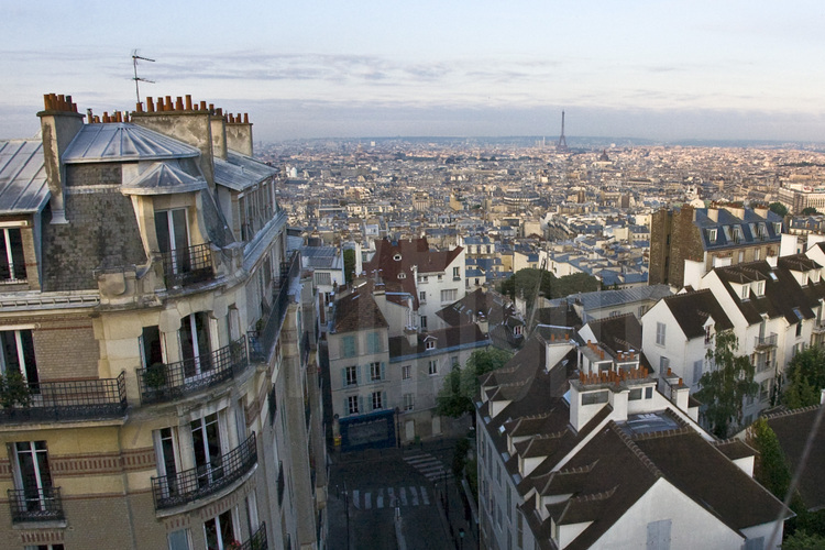 Vue de Paris depuis les immeubles de la place Marcel Aymé, dans le quartier de Montmartre (XVIIIème arrondissement). Au second plan, le IXème arrondissement. En arrière plan, la Tour Eiffel. Altitude 20 mètres.