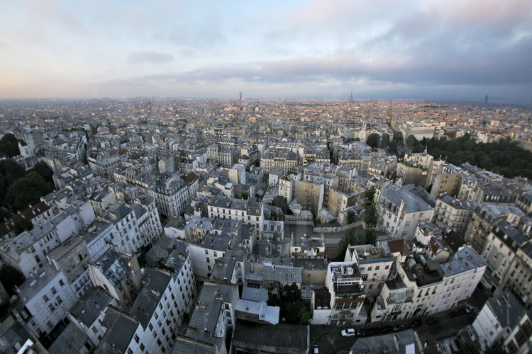 Vue de Paris depuis l'avenue Junot, dans le  XVIIIème arrondissement.  Au second plan, le IXème arrondissement. En arrière plan, la Tour Montparnasse et la Tour Eiffel. Altitude 60 mètres.