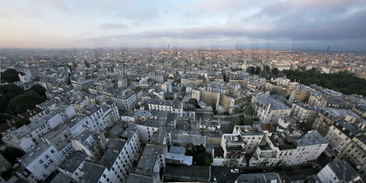 Vue de Paris depuis l'avenue Junot, dans le  XVIIIème arrondissement.  Au second plan, le IXème arrondissement. En arrière plan, la Tour Montparnasse et la Tour Eiffel. Altitude 60 mètres.