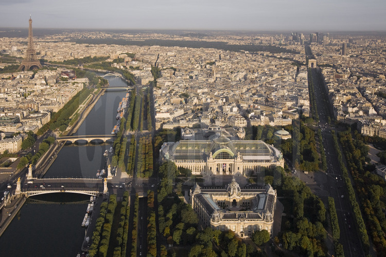 Vue générale de l'ouest de Paris avec, au premier plan (de g. à d.), la Seine, le pont Alexandre III, le Grand et le Petit Palais et les Champs Elysées. Au second plan (de g. à d.), la Tour Eiffel, le 