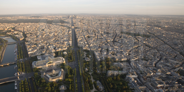 Vue générale de l'ouest de Paris avec, au premier plan (de g. à d.), la Seine, le pont Alexandre III, le Grand et le Petit Palais, les Champs Elysées et le palais de l'Elysée. Au second plan (de g. à d.), le 