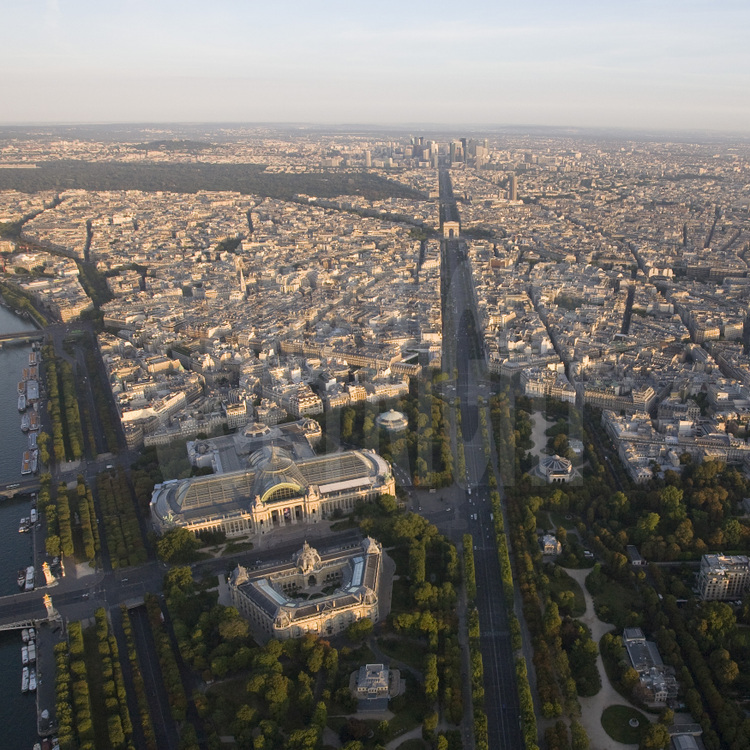 Vue générale de l'ouest de Paris avec, au premier plan (de g. à d.), le Grand et le Petit Palais et les Champs Elysées. Au second plan (de g. à d.), le 