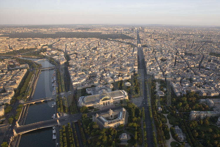 Vue générale de l'ouest de Paris avec, au premier plan (de g. à d.), la Seine, le pont Alexandre III, le Grand et le Petit Palais, les Champs Elysées et le palais de l'Elysée. Au second plan (de g. à d.), le 