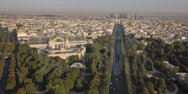 Vue de l'ouest de Paris avec, au premier plan (de g. à d.), le Grand et le Petit Palais et les Champs Elysées. Au second plan (de g. à d.), le 