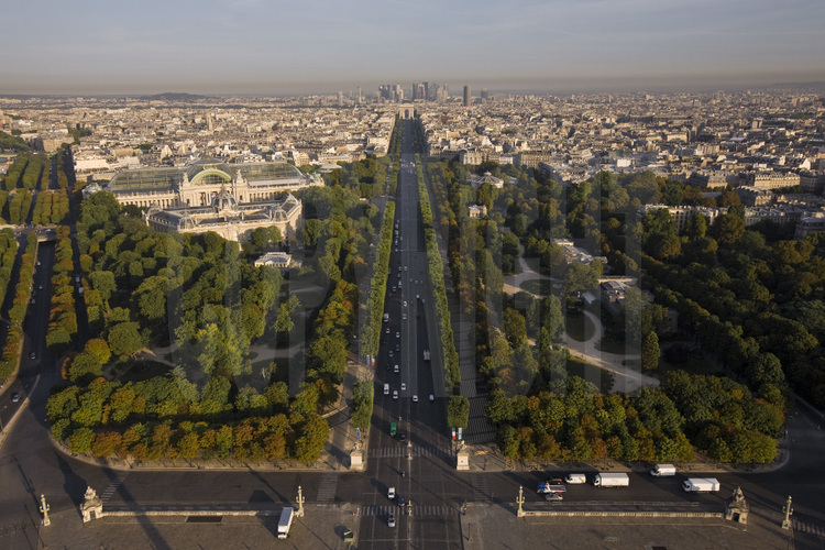 Vue de l'ouest de Paris avec, au premier plan, la place de la Concorde et les jardins des Champs Elysées. Au second plan (de g. à d.), le Grand et le Petit Palais et les Champs Elysées. En arrière plan (de g. à d.), le 