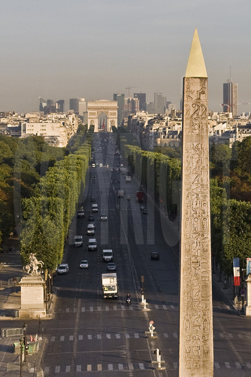 Vue de l'ouest de Paris avec, au premier plan, l'obélisque de la Concorde. Au second plan (de g. à d.), les jardins des Champs Elysées. En arrière plan, les Champs Elysées, l'Arc de Triomphe de l'Etoile et la Défense. Altitude 25 mètres.
