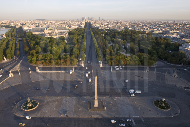 Vue de l'ouest de Paris avec, au premier plan (de g. à d.), la Place et l'obélisque de la Concorde, l'ambassade des États Unis et l'hôtel Crillon. Au second plan (de g. à d.), les jardins des Champs Elysées. En arrière plan, le Grand et le Petit Palais, les Champs Elysées, l'Arc de Triomphe de l'Etoile et le palais de l'Elysées. Altitude 60 mètres.