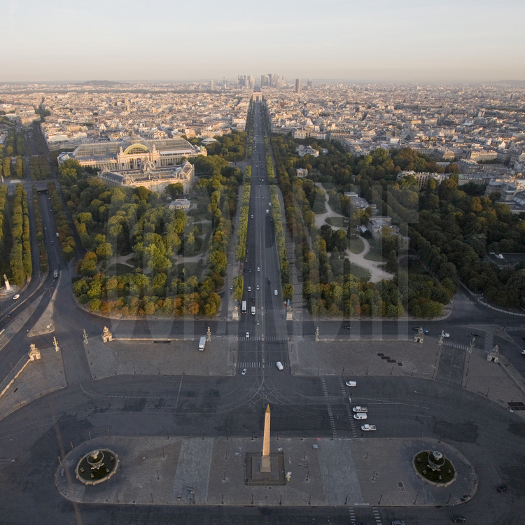 Vue de l'ouest de Paris avec, au premier plan, la Place et l'obélisque de la Concorde. Au second plan (de g. à d.), les jardins des Champs Elysées. En arrière plan, le Grand et le Petit Palais, les Champs Elysées, l'Arc de Triomphe de l'Etoile et le palais de l'Elysées. Altitude 120 mètres.