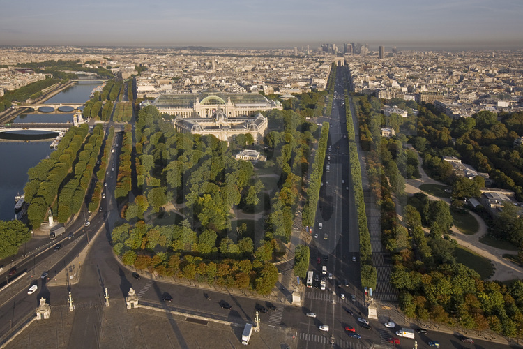 Vue de l'ouest de Paris avec, au premier plan, la place de la Concorde et les jardins des Champs Elysées. Au second plan (de g. à d.), le pont Alexandre III, le Grand et le Petit Palais et les Champs Elysées. En arrière plan (de g. à d.), le 