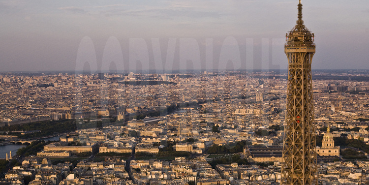 Troisième étage de la Tour Eiffel avec de g. à d., le pont Alexandre III, l'esplanade et le Dôme des Invalides. En arrière plan, le Louvre, la Seine et Notre Dame. Altitude 260 mètres.