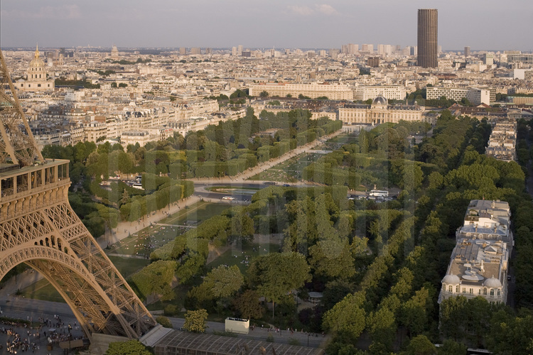 Pilier sud de la Tour Eiffel. En arrière plan, le Champ de Mars, l'Ecole Militaire et la Tour Montparnasse. Altitude 100 mètres.