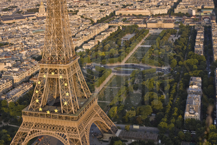 Premier et deuxième étage de la Tour Eiffel. En arrière plan, le Champ de Mars et l'Ecole Militaire. Altitude 200 mètres.