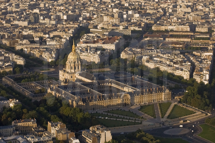 Hôtel des invalides. En arrière plan, de g. à d., le XVème arrondissement, l'Unesco et l'école Militaire. Altitude 250 mètres.