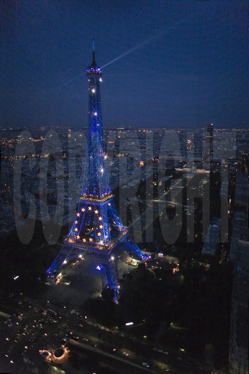 Vue nocturne de la Tour Eiffel réalisée durant la présidence de l'Union Européenne par la France (Juillet à Décembre 2008). En arrière plan, de g. à d., l'esplanade des Invalides, le Louvre, Notre Dame, le Champ de Mars, l'Ecole Militaire et la tour Montparnasse. Altitude 200 mètres.