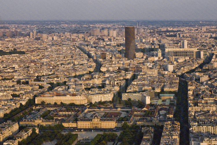 Vue de la rive gauche de Paris. Au premier plan, l'Ecole Militaire et l'Unesco. En arrière plan, les tours du XIIIème arrondissement, la tour et la gare Montparnasse. Altitude 250 mètres.
