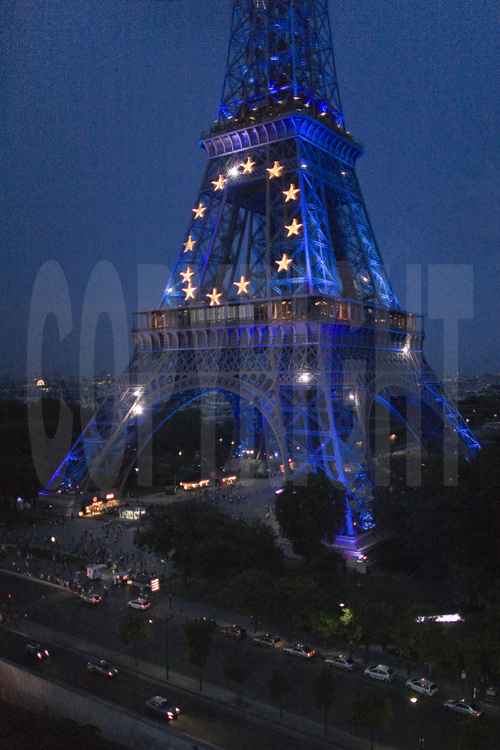 Vue nocturne de la Tour Eiffel réalisée durant la présidence de l'Union Européenne par la France (Juillet à Décembre 2008). Au premier plan, le quai Branly. Altitude 40 mètres.