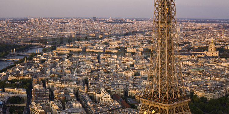 Deuxième étage de la Tour Eiffel avec, de g. à d., le pont Alexandre III, l'esplanade et le dôme des Invalides. En arrière plan, le Louvre, la Seine et Notre Dame. Altitude 260 mètres.