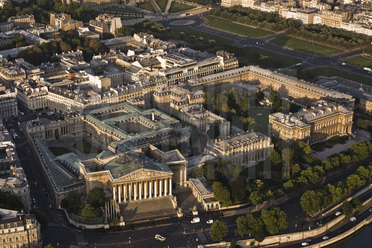 Assemblée Nationale et Ministère des Affaires Étrangères. En arrière plan, de g. à d., la place du palais Bourbon et l'esplanade des Invalides. Altitude 200 mètres.