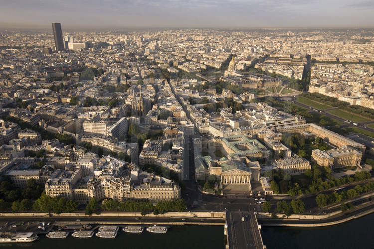 Le VIIème arrondissement avec, au premier plan, le quai Anatole France, le pont de la Concorde, l'Assemblée Nationale et le ministère des Affaires Étrangères. En arrière plan de g. à d., la Tour Montparnasse, l'église Sainte Clotilde, l'hôtel et l'esplanade des Invalides. Altitude 150 mètres.